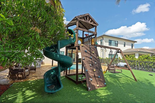 11332 SW 12th St, Pembroke Pines, FL 33025