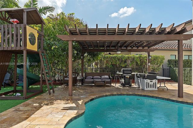 11332 SW 12th St, Pembroke Pines, FL 33025