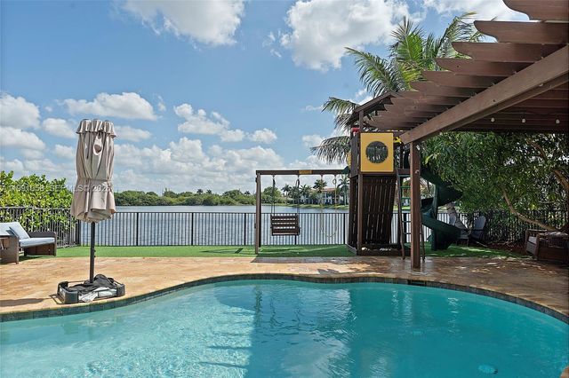 11332 SW 12th St, Pembroke Pines, FL 33025