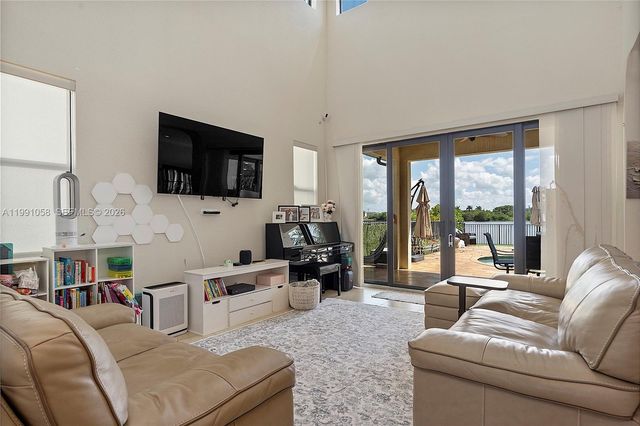 11332 SW 12th St, Pembroke Pines, FL 33025