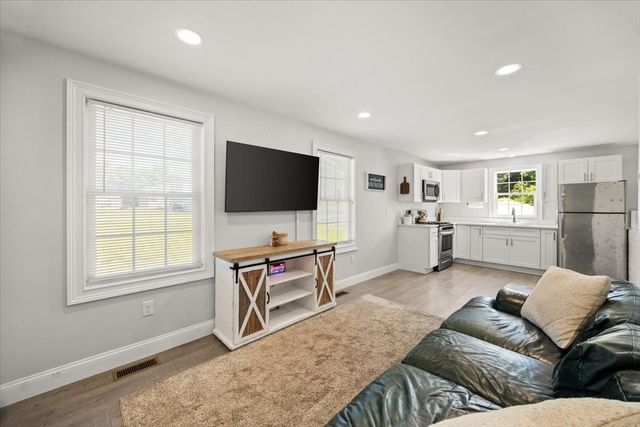 64 Fall River Ave, Seekonk, MA 02771