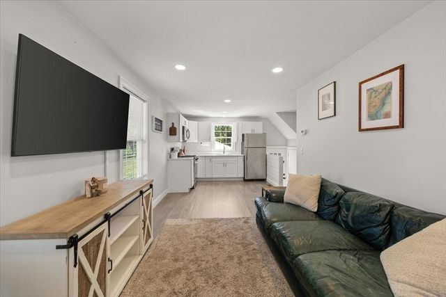 64 Fall River Ave, Seekonk, MA 02771