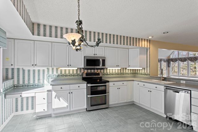 514 Cobblestone Lane, Flat Rock, NC 28731