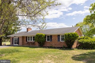 100 VIRGINIA DR, Stephens City, VA 22655