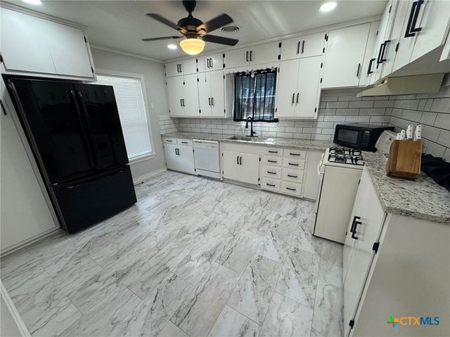 300 N Bowie, Cameron, TX 76520