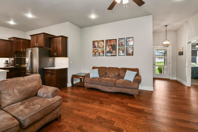 714 N Fox Hill Circle, Nixa, MO 65714