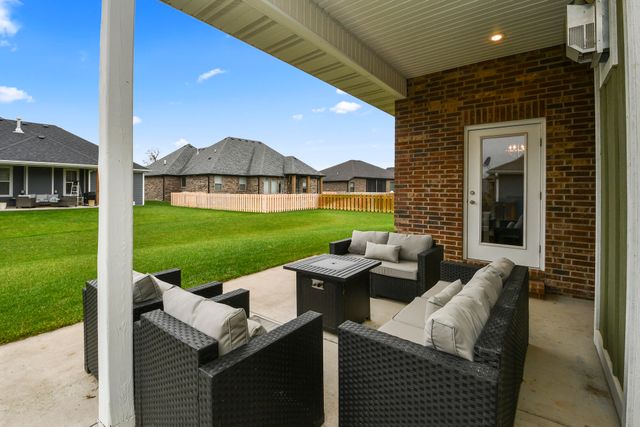 714 N Fox Hill Circle, Nixa, MO 65714