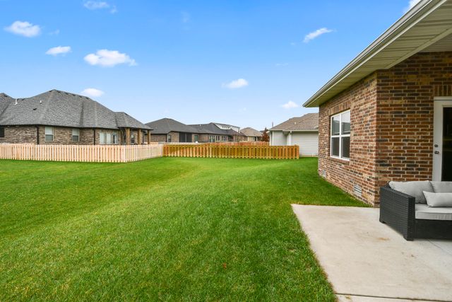 714 N Fox Hill Circle, Nixa, MO 65714