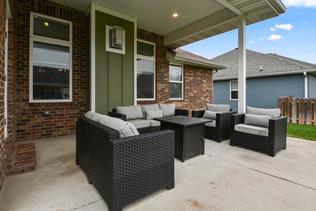 714 N Fox Hill Circle, Nixa, MO 65714