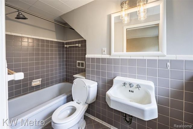 1316 Lyons Avenue, Royal Oak, MI 48073