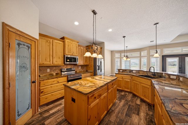 7033 Robin Hood Way, Schertz, TX 78154