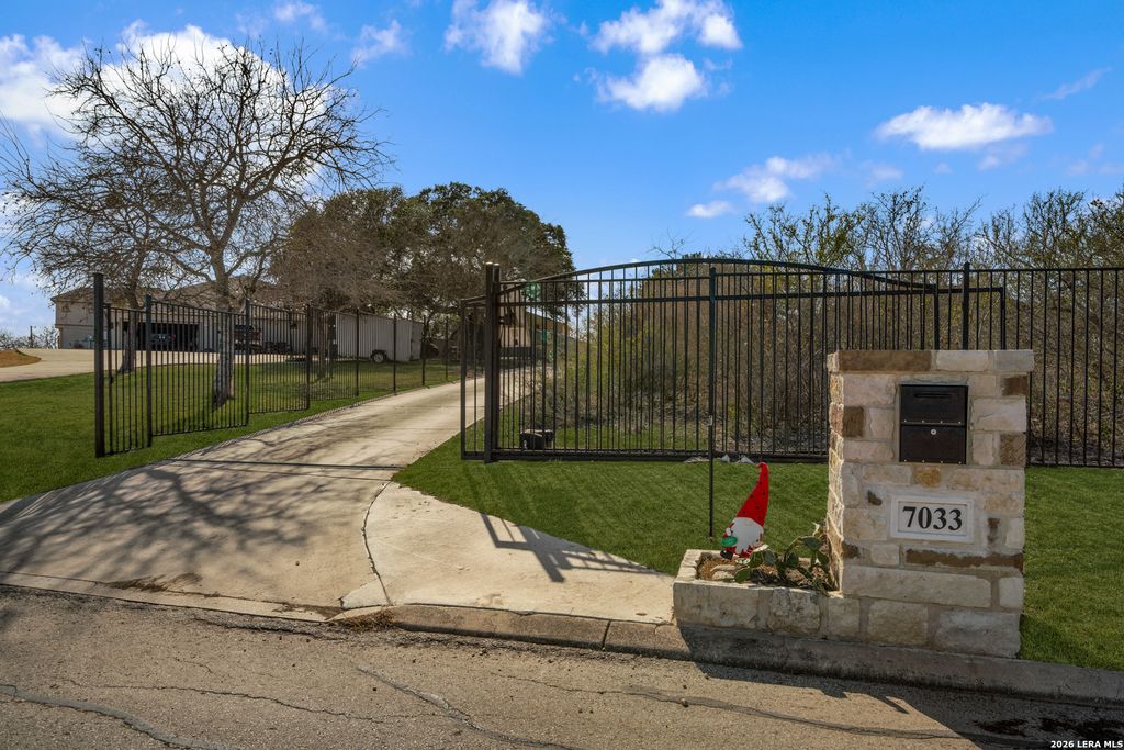 7033 Robin Hood Way, Schertz, TX 78154