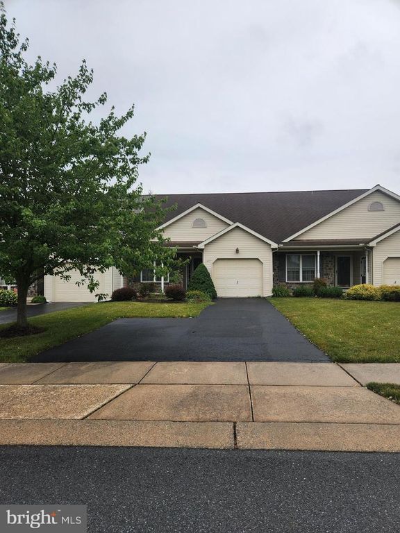 413 THRUSH DR, Manheim, PA 17545