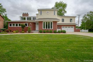622 Sunningdale Drive, Grosse Pointe Woods, MI 48236