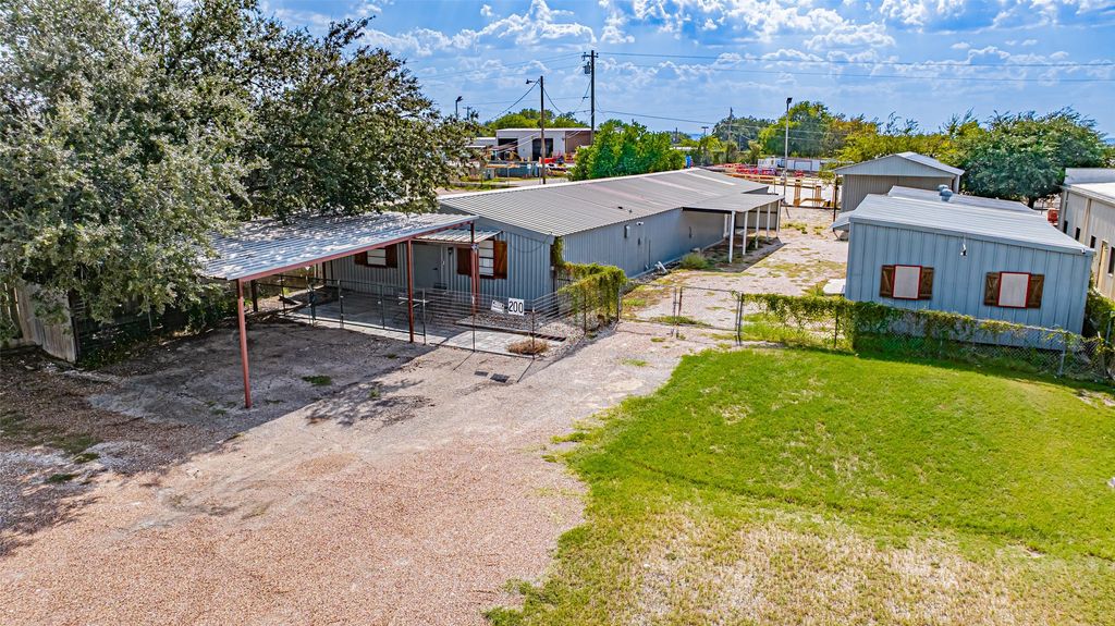 200 Daisy Drive, Granbury, TX 76049