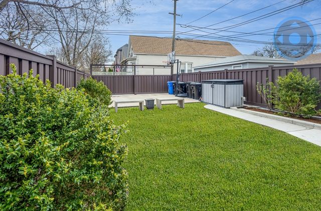 3033 W Diversey Avenue B, Chicago, IL 60647