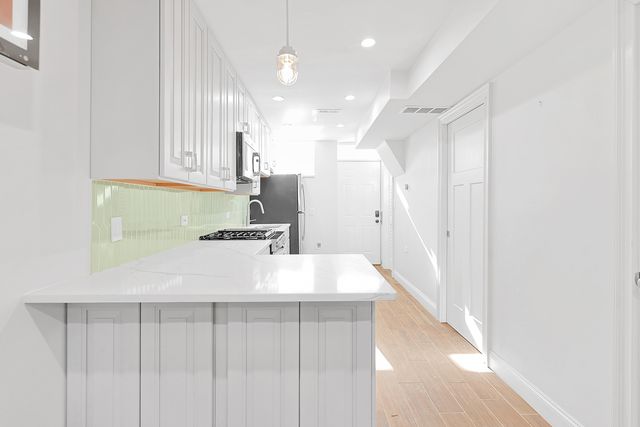 3033 W Diversey Avenue B, Chicago, IL 60647