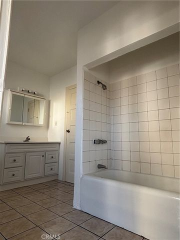 6526 Estrella, Los Angeles, CA 90044
