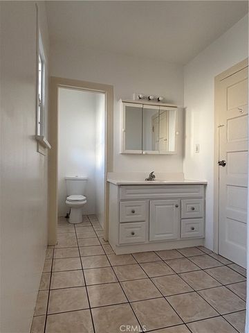6526 Estrella, Los Angeles, CA 90044