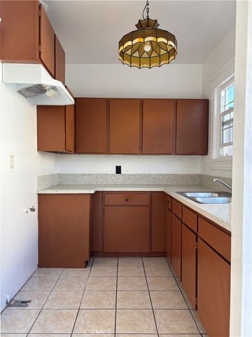 6526 Estrella, Los Angeles, CA 90044