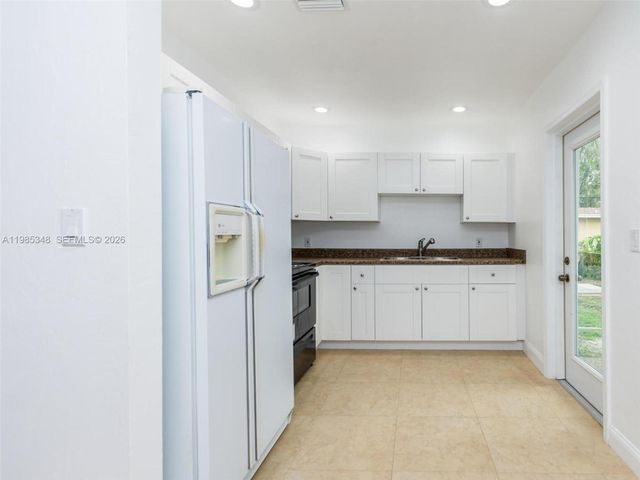 6300 NW 41st St, Virginia Gardens, FL 33166