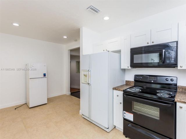 6300 NW 41st St, Virginia Gardens, FL 33166