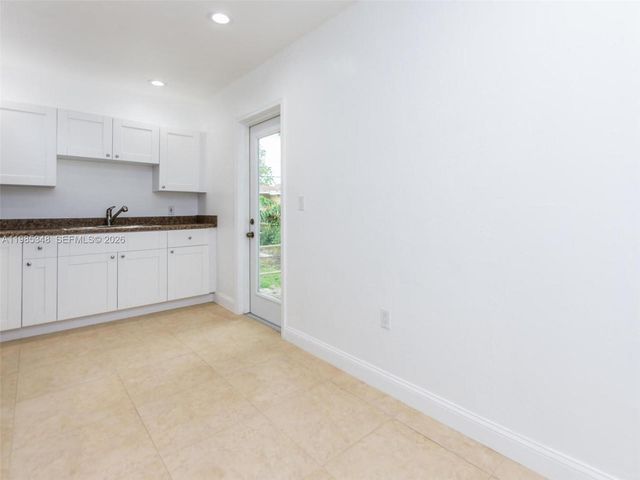 6300 NW 41st St, Virginia Gardens, FL 33166