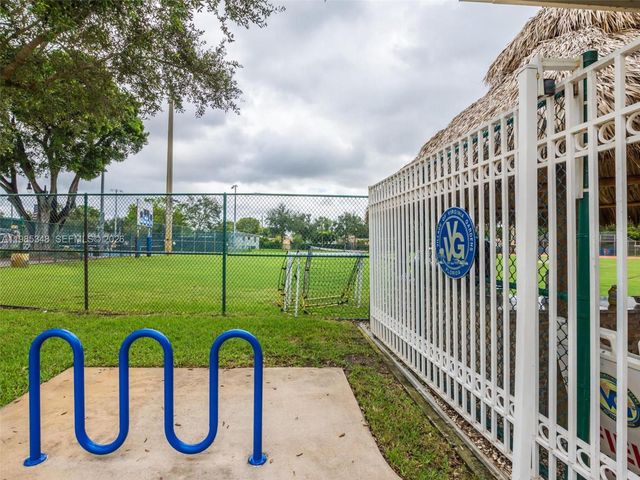 6300 NW 41st St, Virginia Gardens, FL 33166