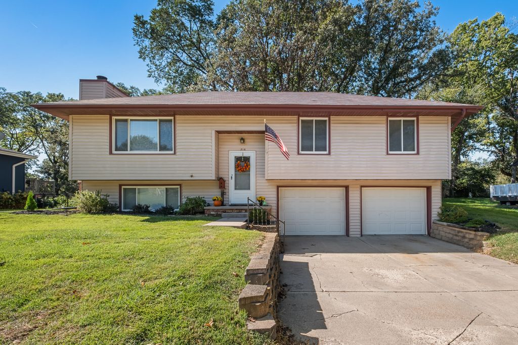 216 RED BUD Lane, Council Bluffs, IA 51503