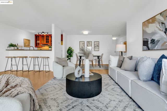 288 Whitmore St 220, Oakland, CA 94611