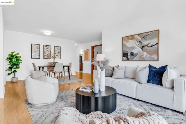 288 Whitmore St 220, Oakland, CA 94611