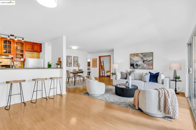 288 Whitmore St 220, Oakland, CA 94611