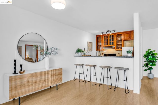 288 Whitmore St 220, Oakland, CA 94611