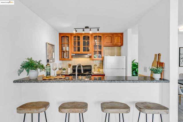 288 Whitmore St 220, Oakland, CA 94611