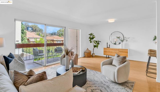 288 Whitmore St 220, Oakland, CA 94611