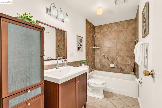 288 Whitmore St 220, Oakland, CA 94611