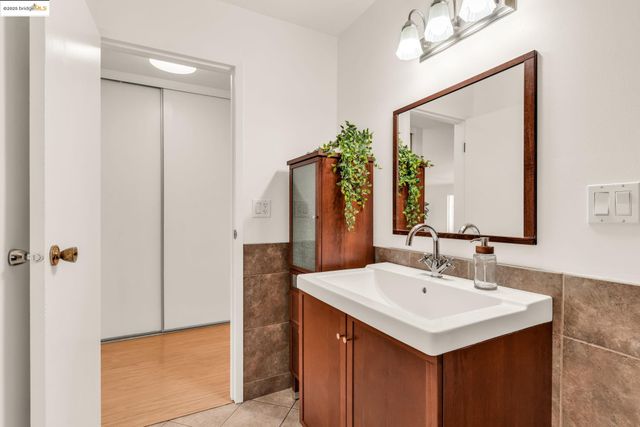 288 Whitmore St 220, Oakland, CA 94611