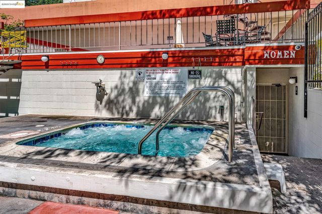 288 Whitmore St 220, Oakland, CA 94611