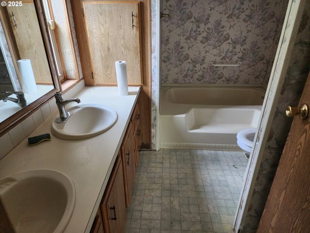 34865 ROW RIVER Rd, Cottage Grove, OR 97424