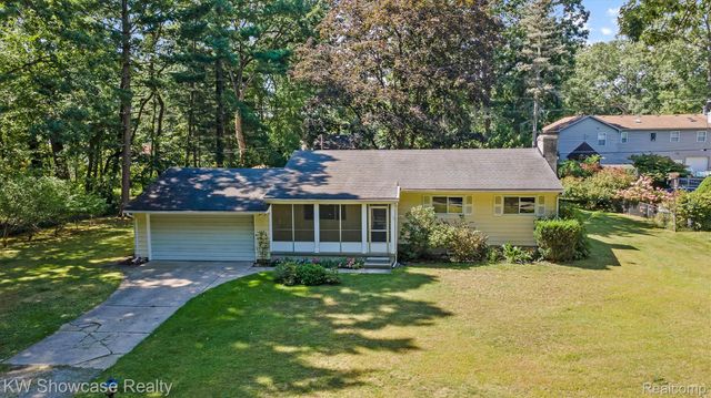 1445 Mariposa Drive, Wixom, MI 48393