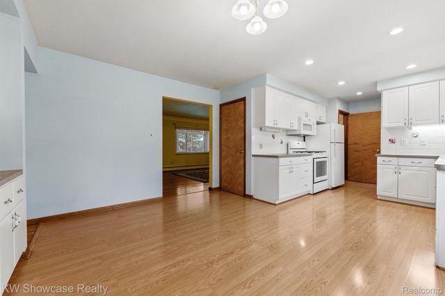 1445 Mariposa Drive, Wixom, MI 48393