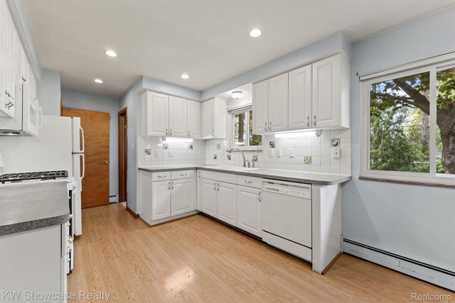 1445 Mariposa Drive, Wixom, MI 48393