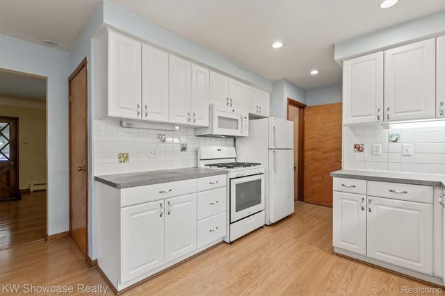 1445 Mariposa Drive, Wixom, MI 48393