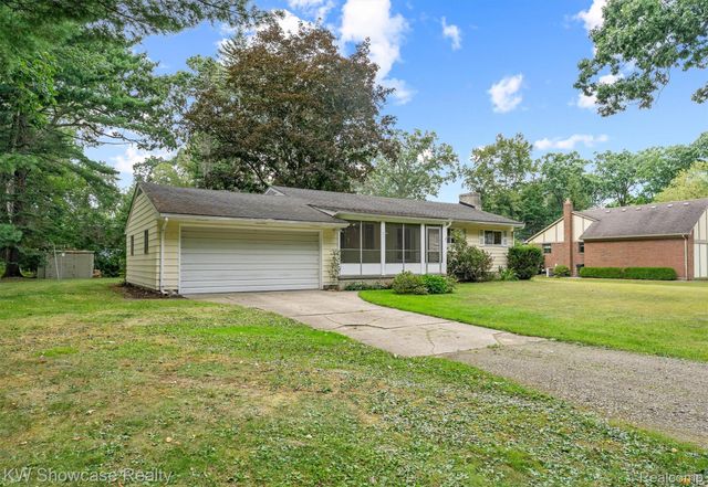 1445 Mariposa Drive, Wixom, MI 48393