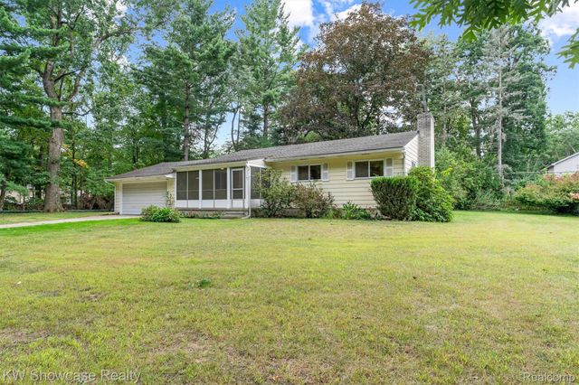 1445 Mariposa Drive, Wixom, MI 48393