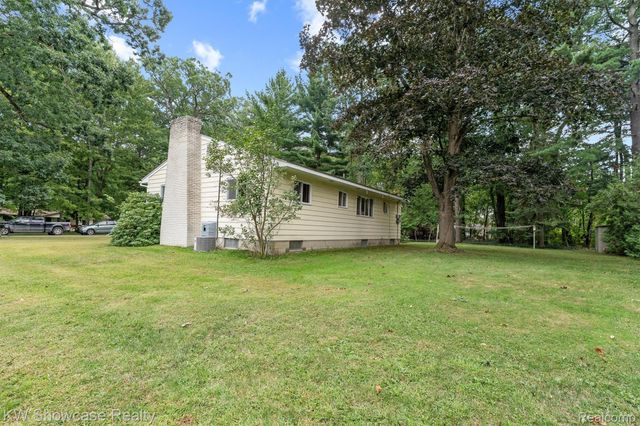 1445 Mariposa Drive, Wixom, MI 48393