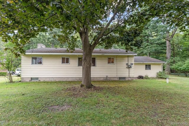 1445 Mariposa Drive, Wixom, MI 48393