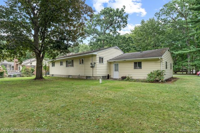 1445 Mariposa Drive, Wixom, MI 48393