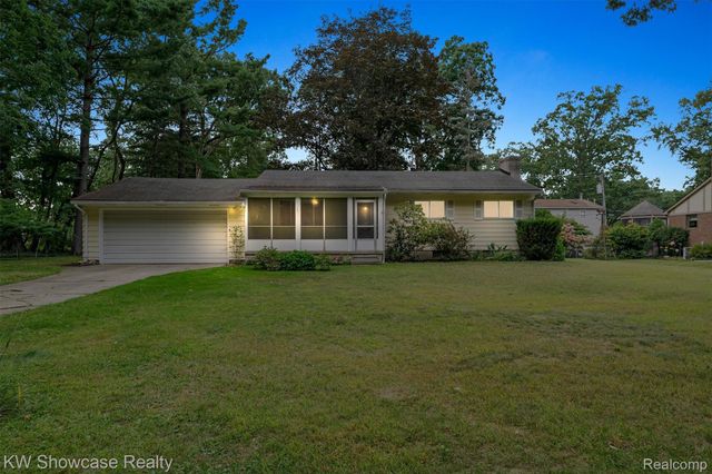 1445 Mariposa Drive, Wixom, MI 48393