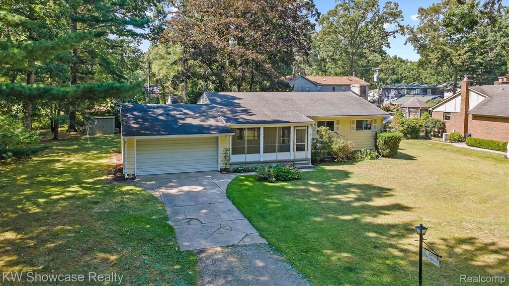 1445 Mariposa Drive, Wixom, MI 48393